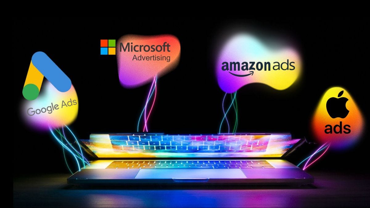 Логотипы Google Ads, Microsoft Advertising, Amazon Ads и Apple Ads над ярким ноутбуком, представляющие ведущие платформы контекстной рекламы