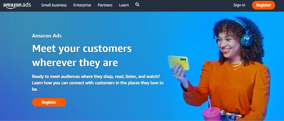 Страница регистрации на Amazon Ads с текстом «Meet your customers wherever they are» и кнопкой «Register» для начала работы с рекламой